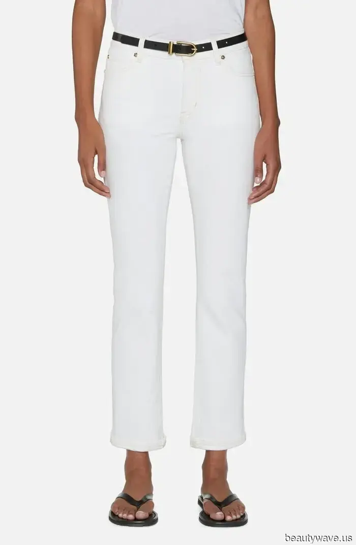 J.Lo has just sported a shoe trend that, despite being considered dated, transforms into something stylish when teamed up with white jeans.