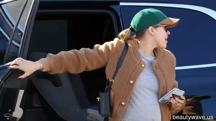 It-Girls wissen, dass das Tragen von bequemen Hosen in dieser Farbe anstelle von Schwarz schickere Outfits bedeutet.