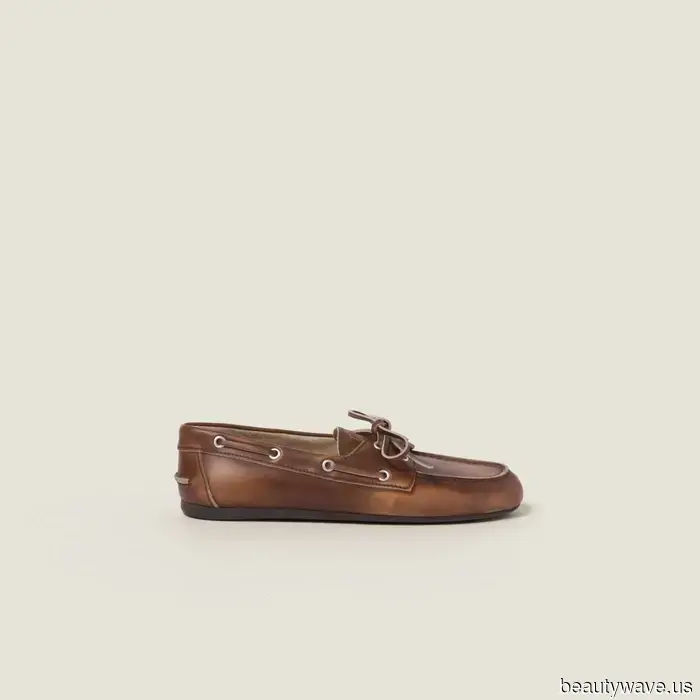 Tieni le Sneakers&mdash;Questa è la tendenza delle scarpe basse autunnali da indossare con i pantaloni corti a partire da ora