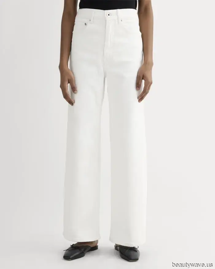 Si vas a usar jeans blancos este invierno, por favor, solo úsalos con estos zapatos y esta chaqueta.