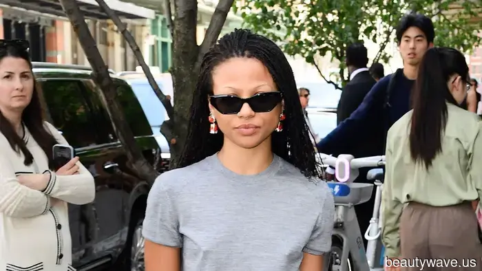 Just so you know: The denim color trend and ballet flats are part of the jeans uniform for summer 2026.