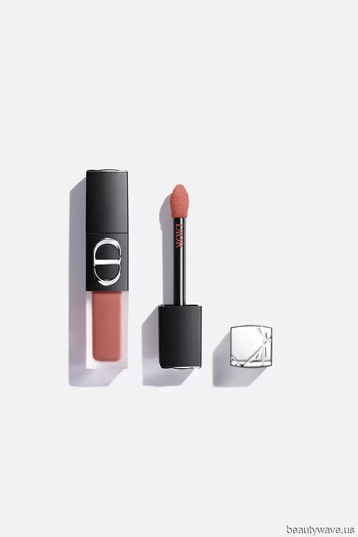 Nublado, Construible y Dolorosamente Chic&mdash;Los Nuevos Lip Blurs de Dior Son la Definición del Maquillaje Suave de Otoño
