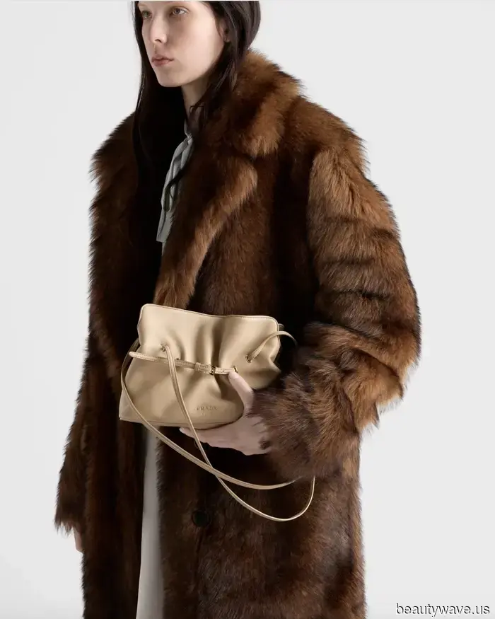 Von London nach Stockholm erobert eine neue Prada It-Bag die coolsten Viertel.