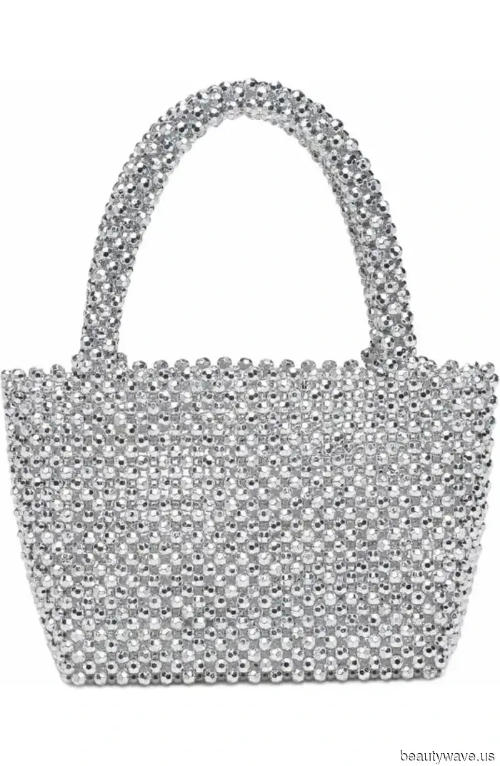 Модные люди сейчас тянутся к маленьким бисерным сумочкам&mdash;31 стильный вариант, который привлек мое внимание