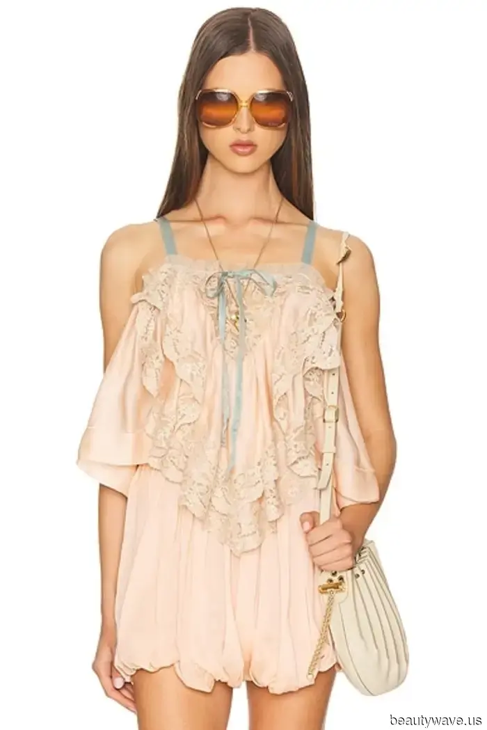 La gente está comprando esta bonita tendencia de camisa con la intención de usarla por la noche con jeans.