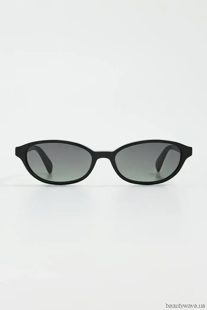 Forget about fleeces and hoodies—this is the must-have jacket for pairing with plain leggings.