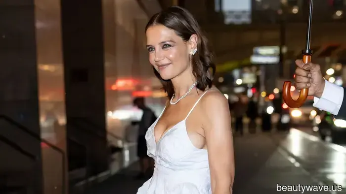 Avere l'aspetto di una persona alla moda in questo momento è facile come indossare questa specifica tendenza di sandali con un vestito bianco.