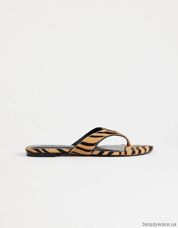 Sostén las Chanclas Negras&mdash;Usar este color de zapato con jeans de lavado oscuro te dará más cumplidos
