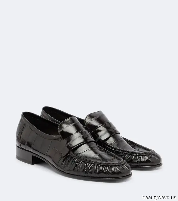 Chic It Girls are in consensus: These trousers paired with this flat-shoe trend epitomize coolness for Fall 2026.