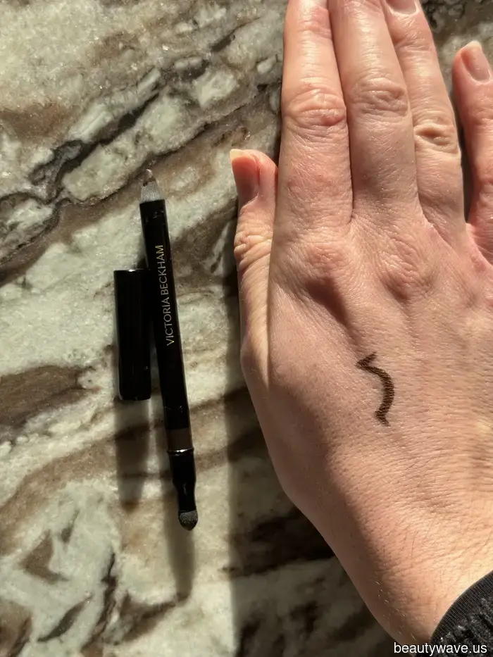 Probé el tono de delineador de ojos que Victoria Beckham jura, ahora sé por qué es un superventas.