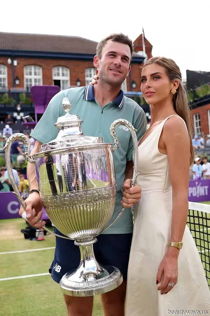 Eine neue Generation von WAGs definiert den Stil in der Sportarena neu.