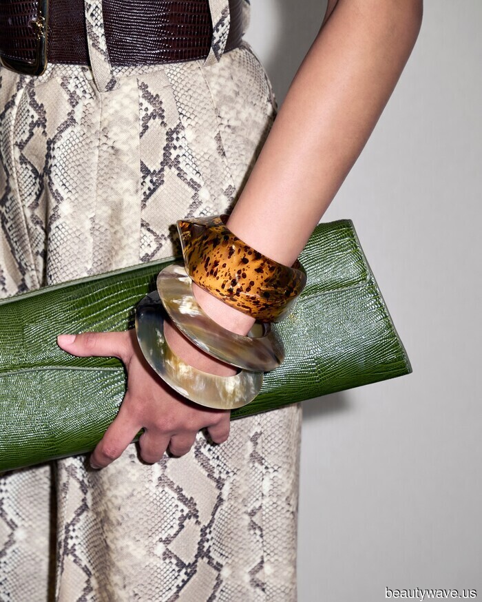 Forget about black totes—fashion experts are embracing these Spring bag color trends for 2026.