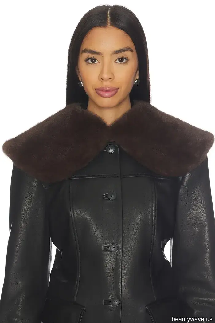 Zuerst Prada, jetzt Zara: Erwarten Sie, dass anspruchsvolle Frauen in Paris, NYC und Mailand diesen Mikro-Trend im Jahr 2026 tragen werden.