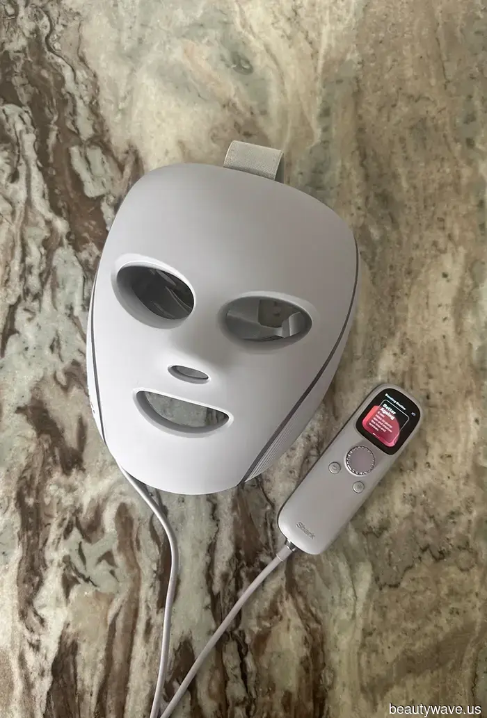 Das ist mit Sicherheit eine der besten LED-Masken, die es gibt, und ich habe sie gerade im Cyber Monday Sale gefunden.