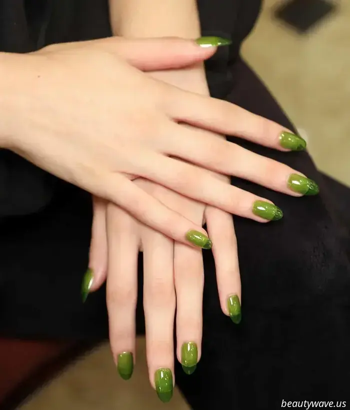 Do you recall Jelly Shoes? This Juicy Manicure serves as the nail counterpart inspired by the '90s.
