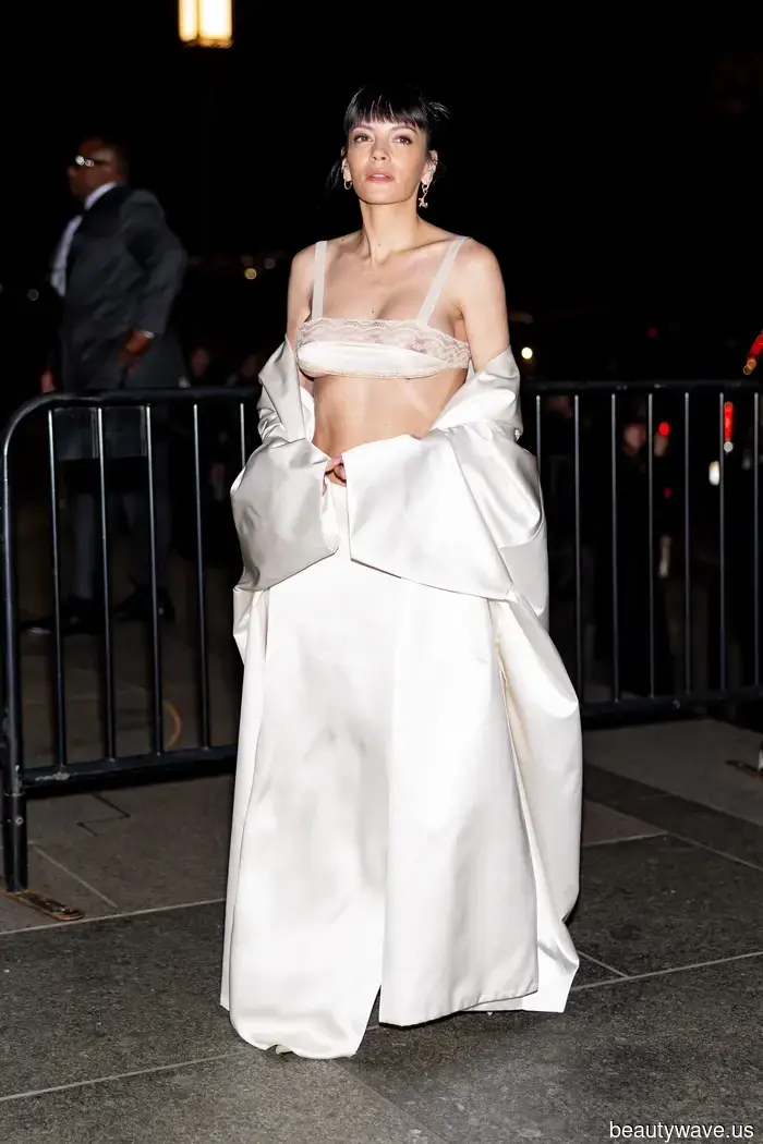 Sujeta los LBD, pausa con el vestido desnudo&mdash;esta es la tendencia de la temporada de fiestas que las personas más elegantes llevarán en su lugar.