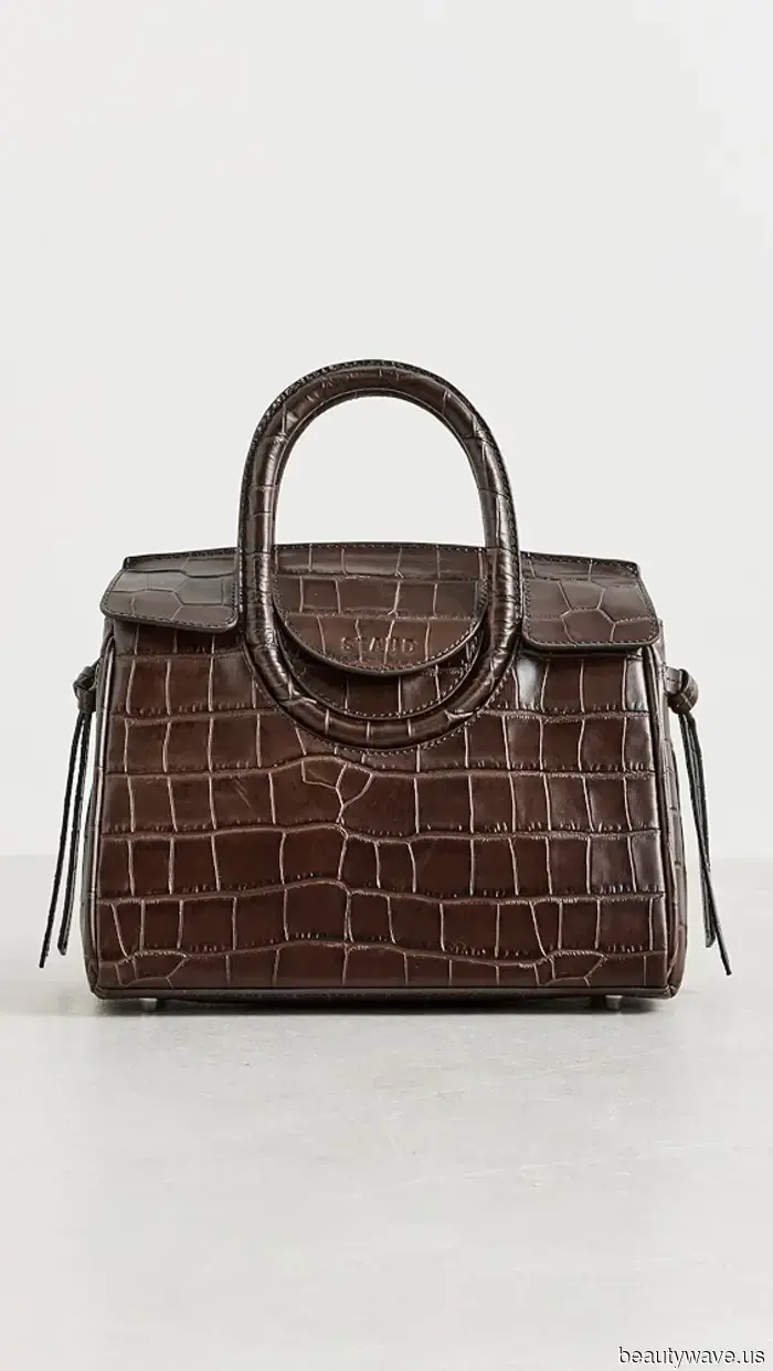 To Achieve a French Supermodel Look, Pair This Stylish Bag Trend With Your Casual Outfits.