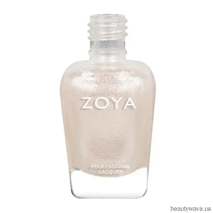 Certo, le unghie moody sono chic, ma questa manicure eterea porta l'eleganza a un livello superiore.