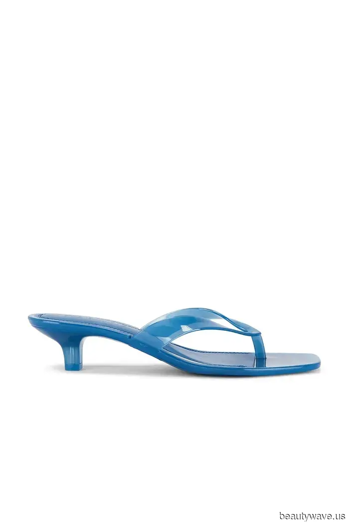 Jelly sandals have made a comeback—regardless of whether you’re 20 or 40, this is a chic way to wear them.
