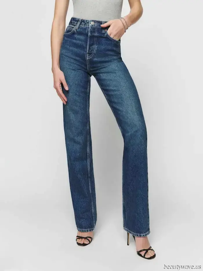 Der Trend zu hübschen Tops, den alle in der Mode nutzen, um ihre Jeans aufzuwerten.