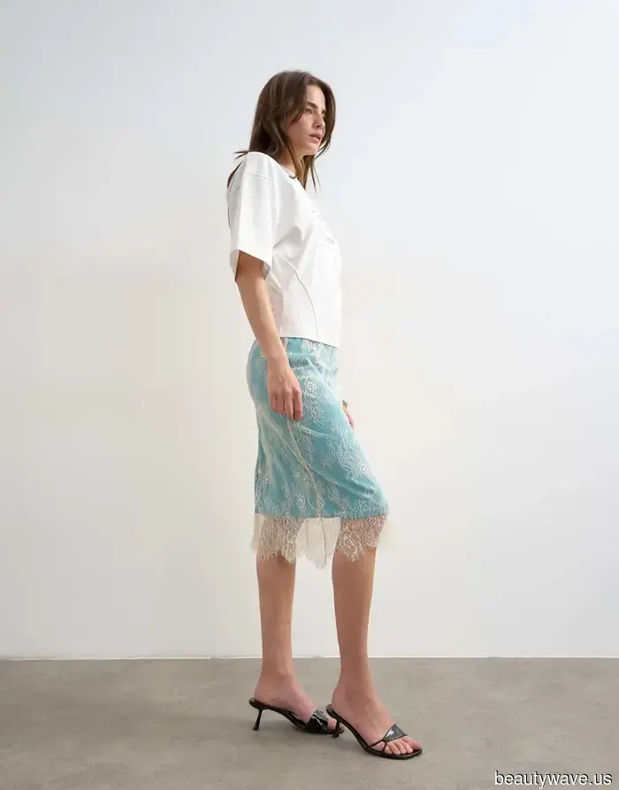 Victoria Beckham Recently Sported the Summer Color Pairing I've Noticed on Fashion Enthusiasts in Their 20s and 50s.