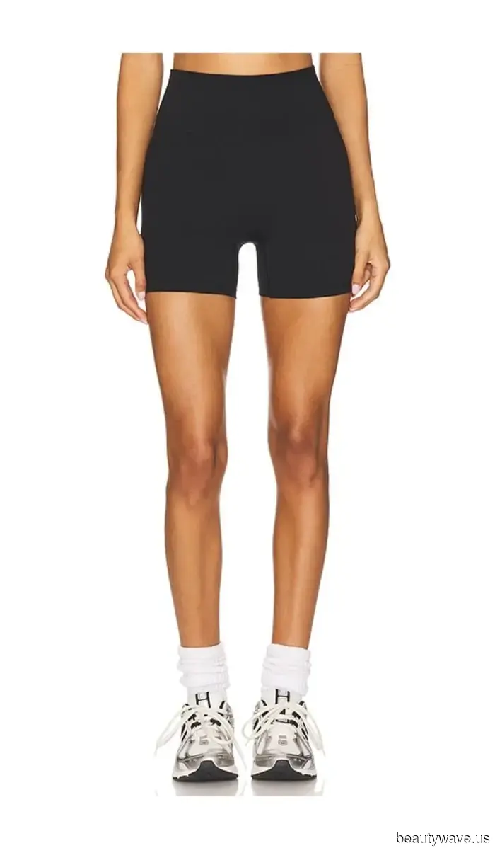 Giuro che vestirsi come Hailey Bieber durante il Pilates rende la mia forma infinitamente migliore.