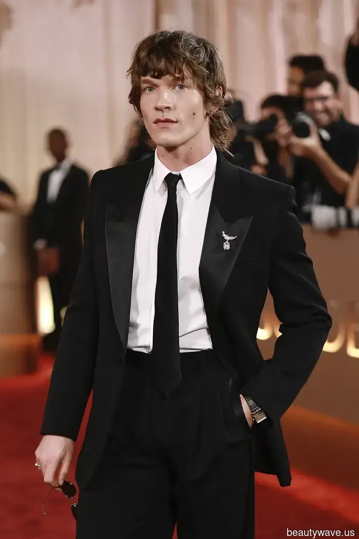 Connor Storrie and Hudson Williams Just Added 100% More Sex Appeal to the Golden Globes With These Two Outfit Details.