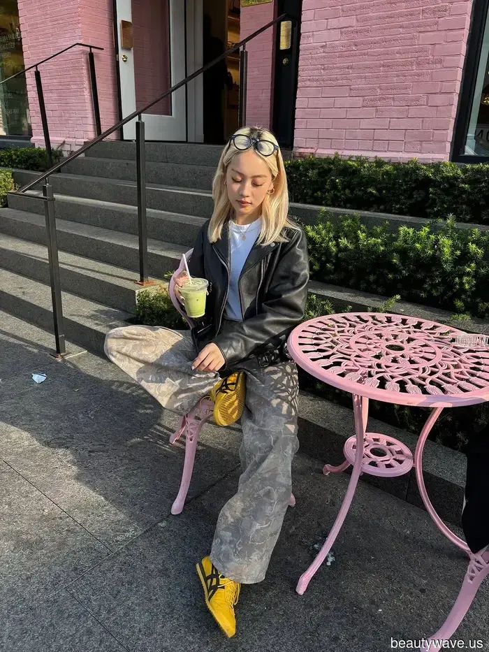 Halten Sie die Stiefel und Loafers&mdash;Jeder mit gutem Geschmack trägt stattdessen minimalistische Outfits mit Turnschuhen.