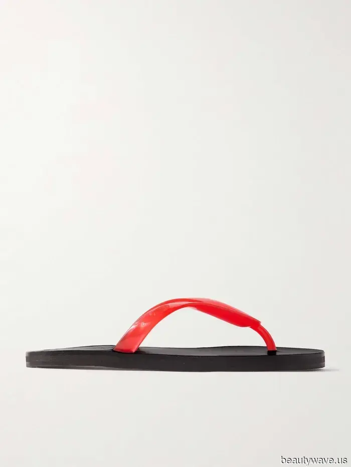 It’s confirmed: This summer shoe trend, favored by the Olsen twins, is being embraced by all fashion enthusiasts.