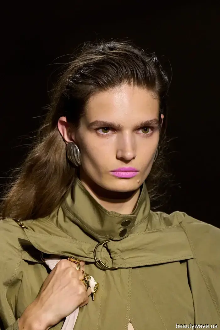 No he vuelto a usar un lápiz labial nude desde que redescubrí este tono nostálgico.