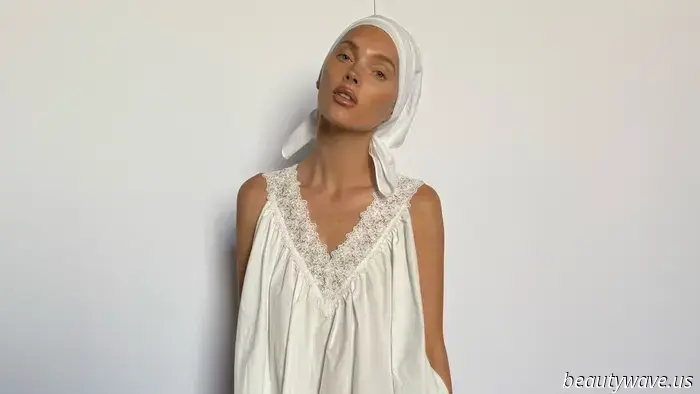 Malas noticias, Sandalias—Las chicas a la moda ya están luciendo sus vestidos blancos con la mayor tendencia de botas del otoño
