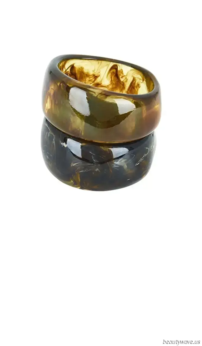 Everyone with good taste is sporting this accessory that costs under $10.