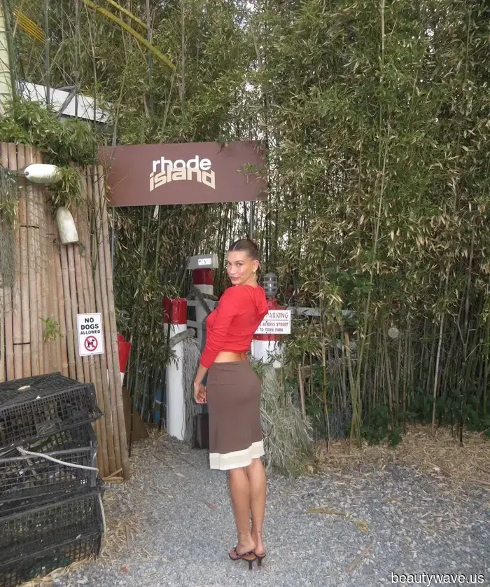 Hailey Bieber y las chicas It en Europa coinciden: Esta es la inesperada micro-tendencia de verano que debes conocer.