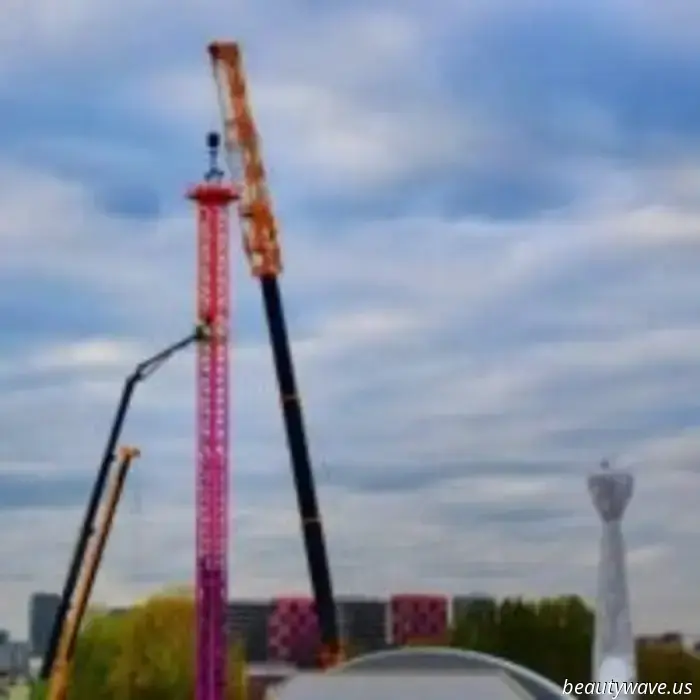 Montaggio dell'attrazione del parco all'aperto «Verticale Aerea»: voliamo verso il Sogno! 27 ottobre, Mosca — «Isola dei Sogni» ha iniziato l'installazione di una delle attrazioni più spettacolari del parco all'aperto — una torre di caduta rotante alta 68 metri, paragonabile per altezza a un edificio di 25 piani.