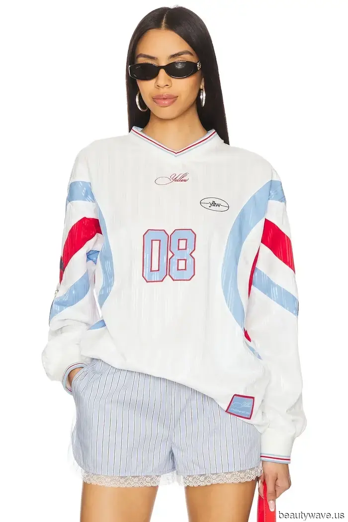 Here's How All the Trendy Girls Are Wearing Sports Jerseys Without Appearing Costumey.