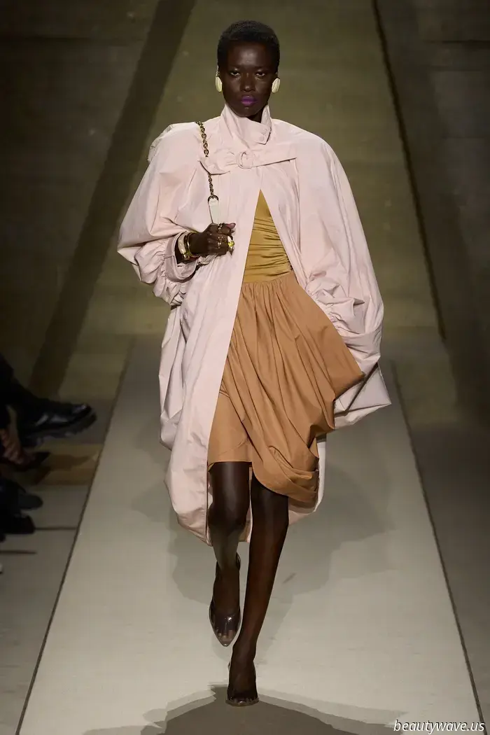 Eng geschnittene Hosen! Markante Schultern! Leuchtende Blumenmuster! Eine 80er‑Attitüde prägt Chloé für den Frühling 2026.