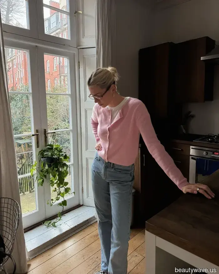 Forget about beige and black—fashion enthusiasts are currently pairing their jeans with this surprising knitwear trend.