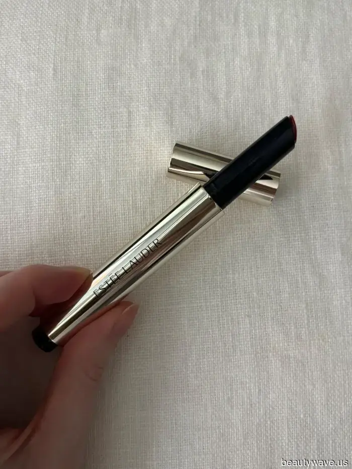 Mi mamá y yo siempre nos quejamos de los labios secos&mdash;este es el lápiz labial que ambas recomendamos.
