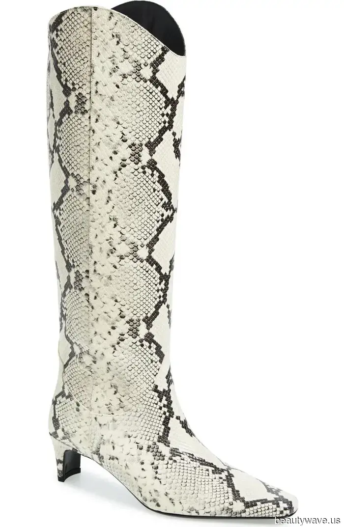 Las botas de leopardo son geniales, pero Rihanna sabe que este estampado de animal alternativo se ve mejor con jeans.