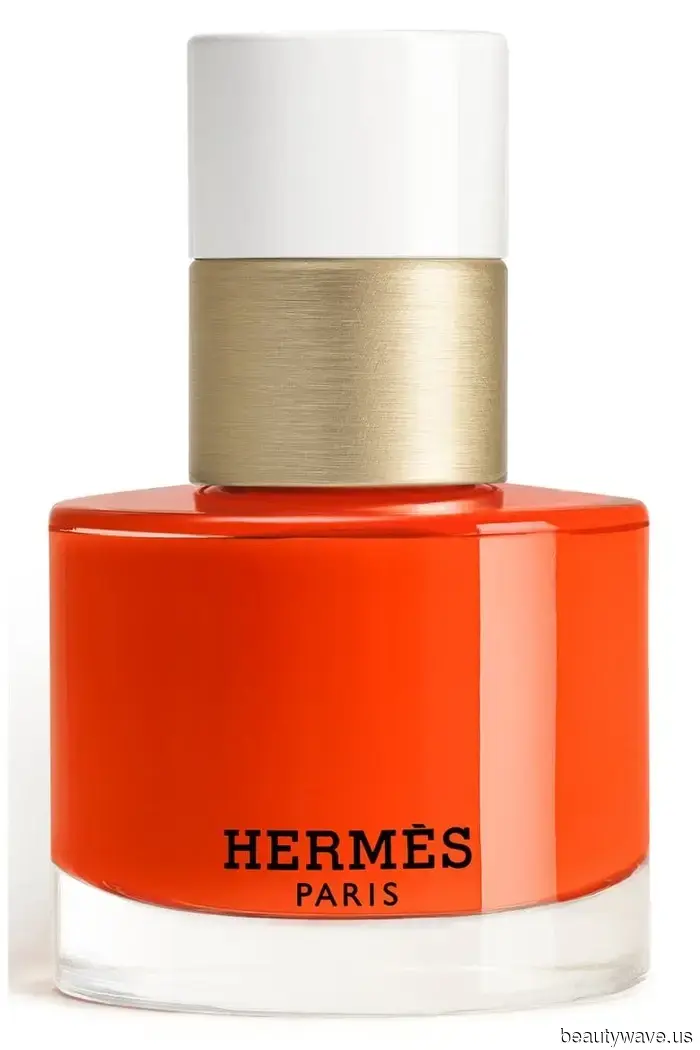 Sostén el rojo&mdash;Las chicas It están combinando sandalias negras con este color de pedicura más elegante y llamativo.