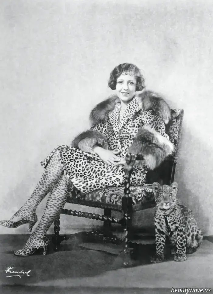 Von Kleidern mit tiefem Taillenansatz bis zu Anzügen im Speakeasy‑Stil bringt Ferragamo die Rebellion der Jazz-Ära ins Jahr 2026.