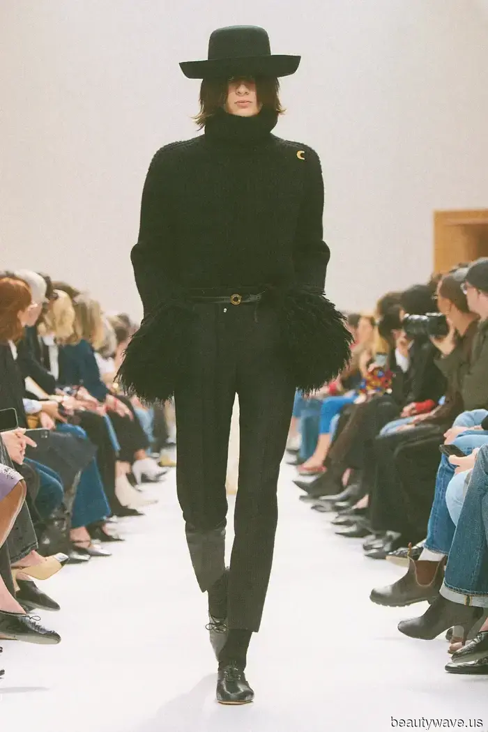Forget Ballet Flats; this is the flat shoe trend that everyone will be pairing with stylish jeans this fall.