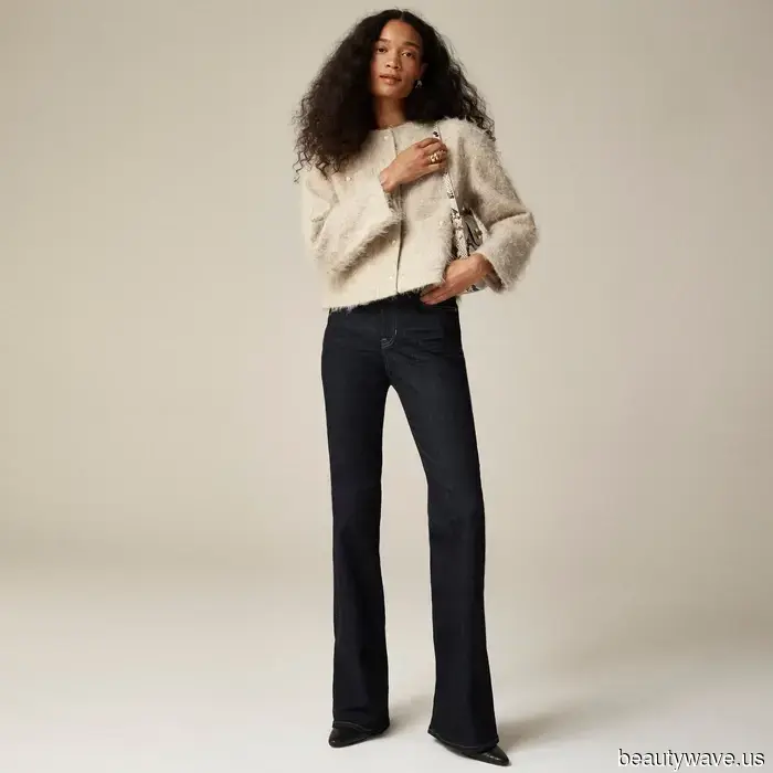 Los jeans bootcut han vuelto&mdash;Estos son los zapatos anti-tendencia con los que se ven más geniales.