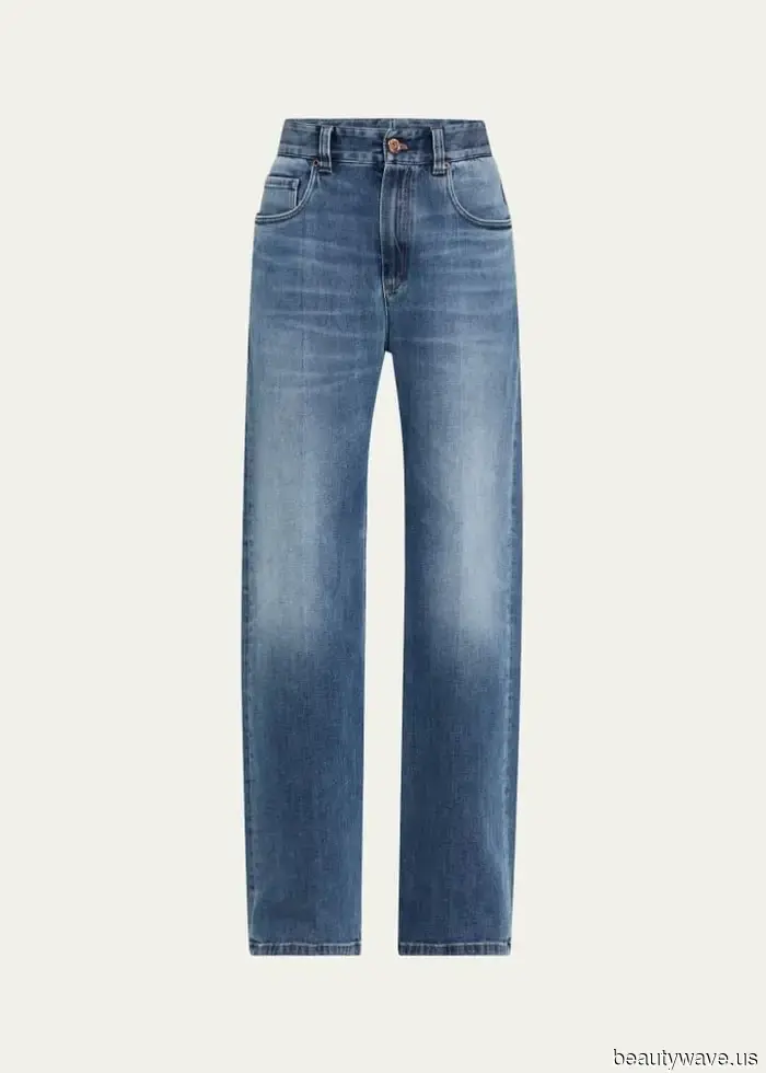 Hey, to be considered cool in 2025, you just need two things: baggy jeans and this unusual, trending flat shoe style.