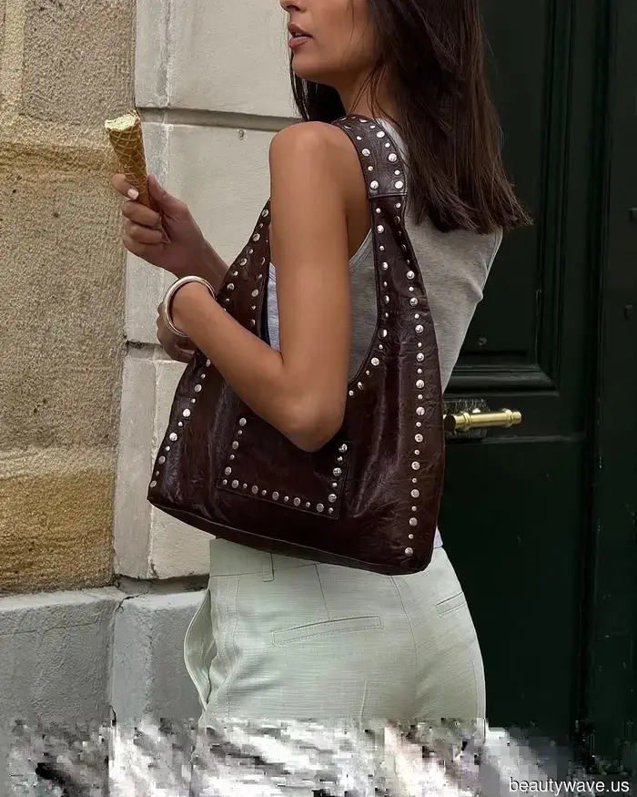 Sono appena tornato da Barcellona e Amsterdam&mdash;ogni singola ragazza portava questa borsa anti-minimalista.