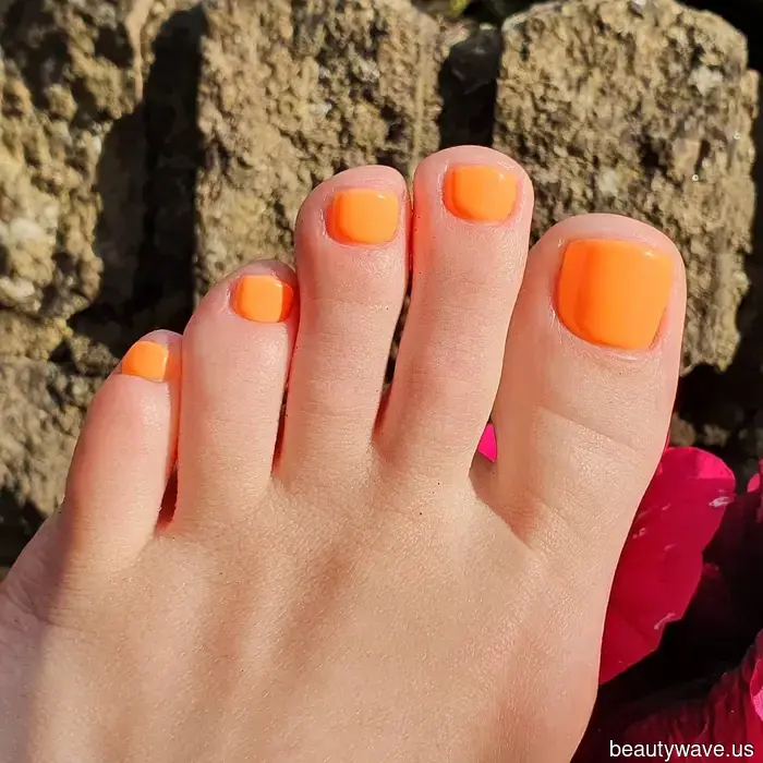 Sostén el rojo&mdash;Las chicas It están combinando sandalias negras con este color de pedicura más elegante y llamativo.