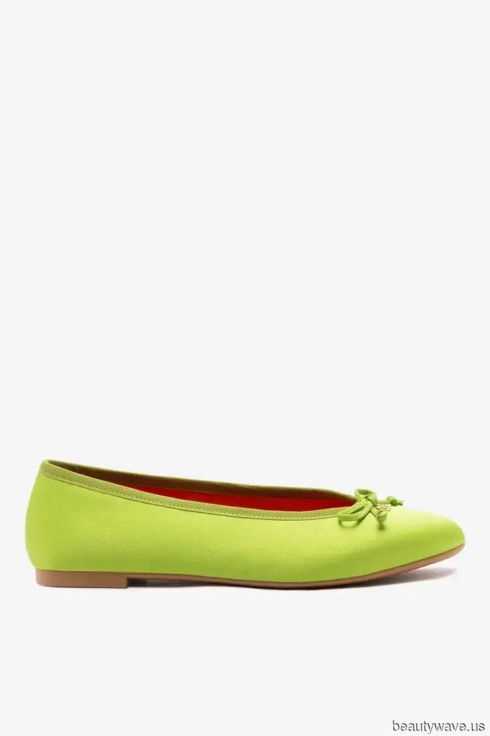 Las personas de moda ocupadas saben que esta tendencia de zapatos planos hace que los atuendos se vean más elegantes cuando ya llegas tarde.