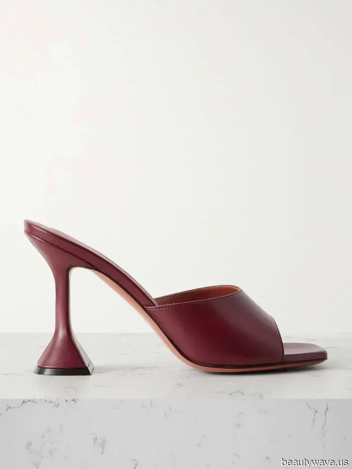 Le ragazze cool di L.A. indossano queste 5 tendenze di scarpe estive per apparire senza sforzo chic.