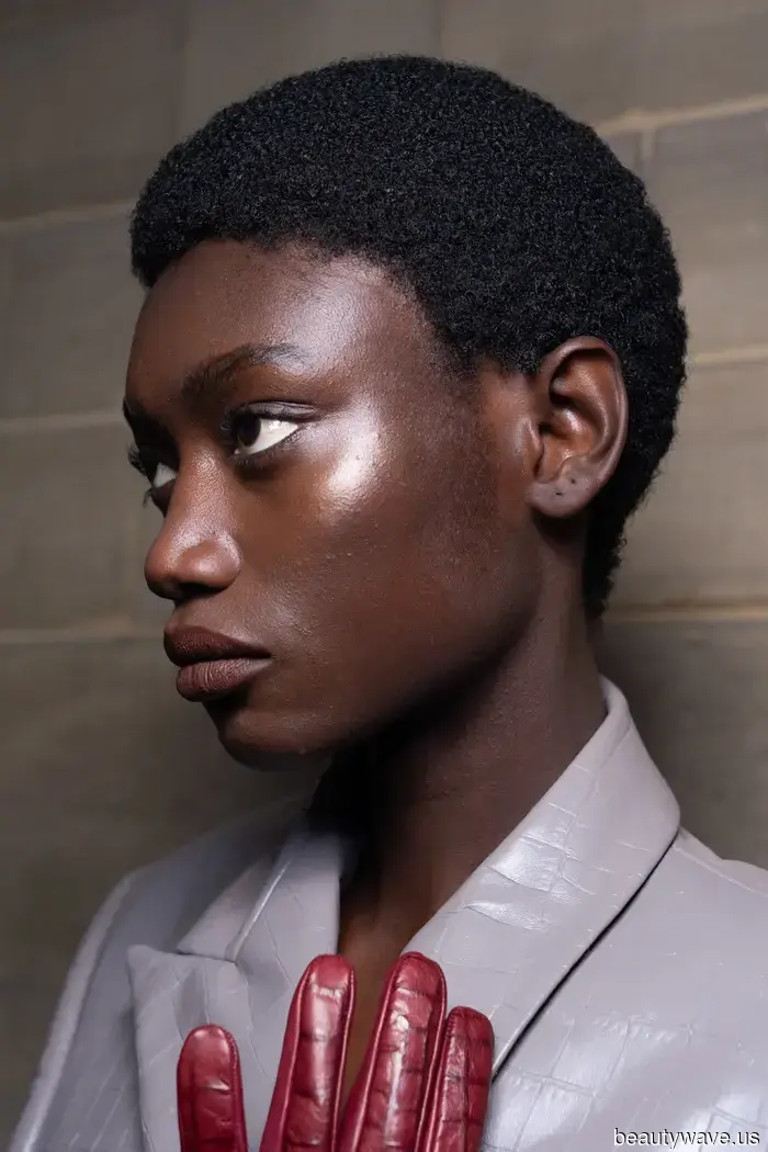 Radiant Skin! Glow! Enchanting Eyes! The Hottest Makeup Trends of Summer Are Heating Up