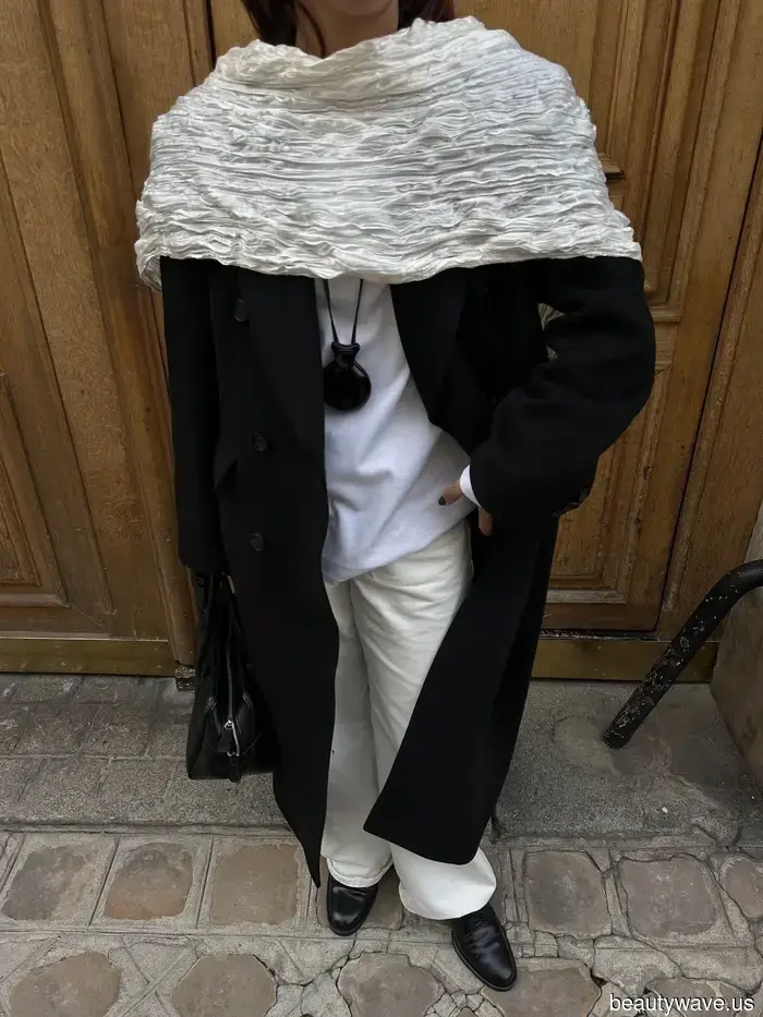 Si vas a usar jeans blancos este invierno, por favor, solo úsalos con estos zapatos y esta chaqueta.